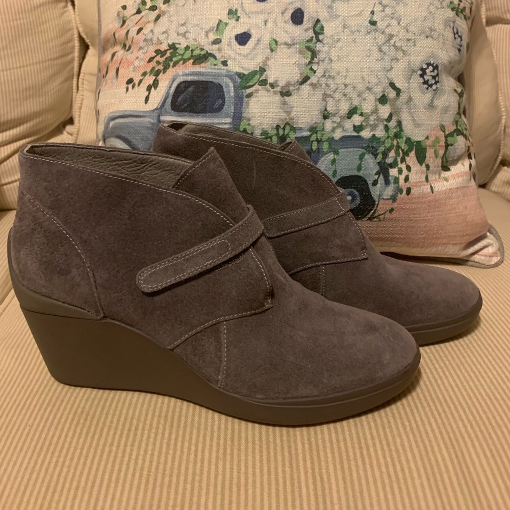 New Listing!! Tsubo gray suede like booties.Size 9